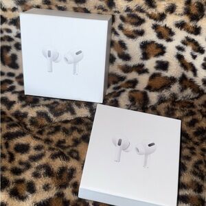 White Wireless Earbuds